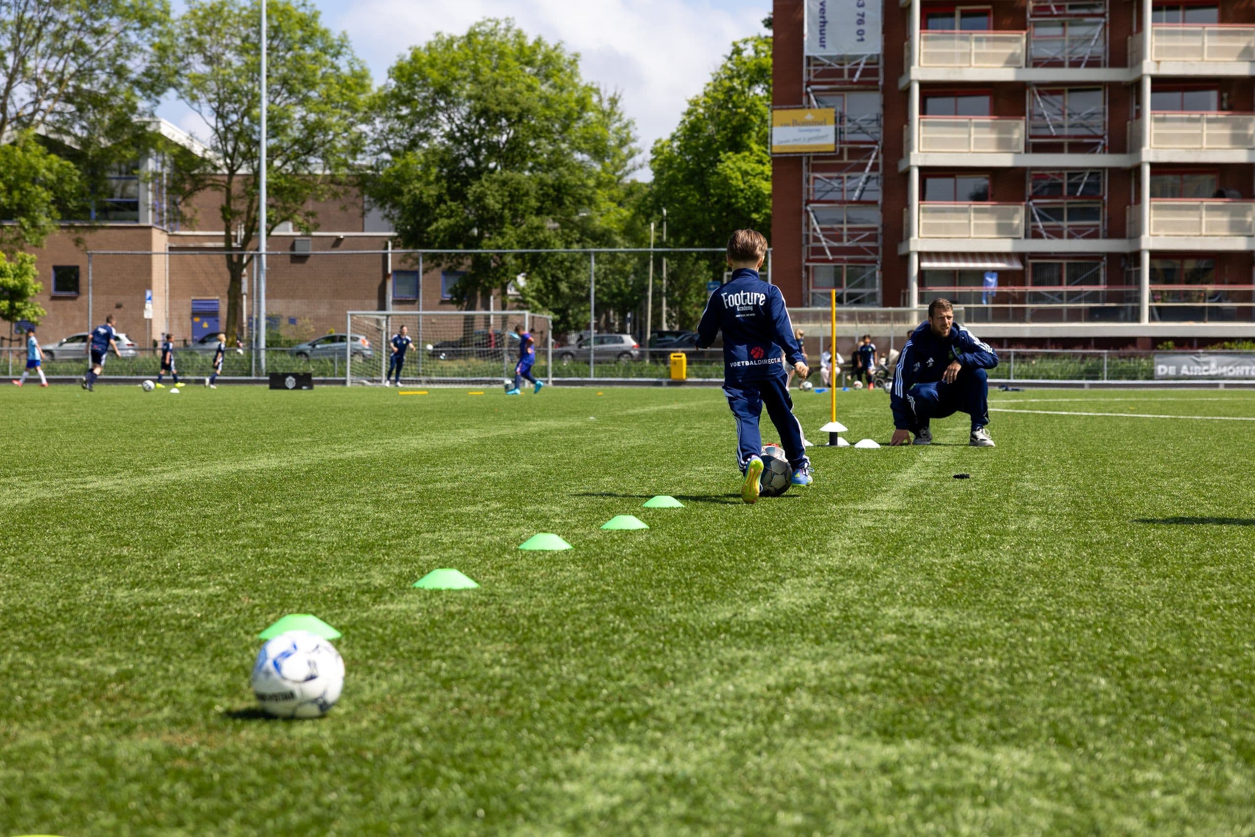 Jeugdspeler traint techniek en balcontrole bij Footure Academy.