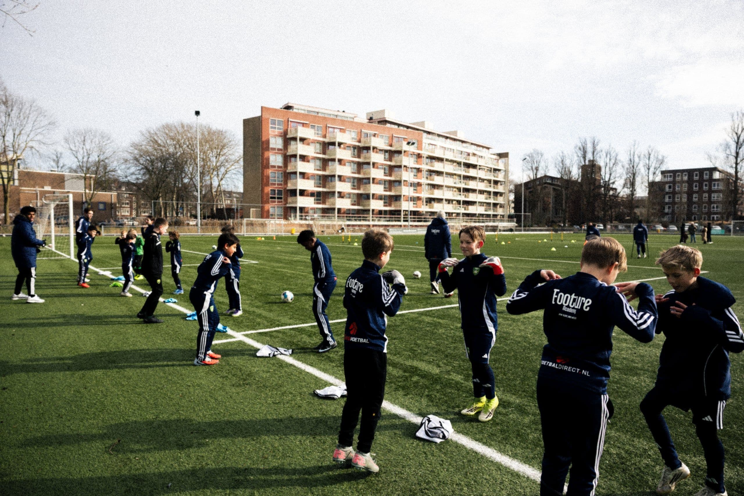 Jeugdspelers hebben plezier tijdens een gezamenlijke Footure-training.